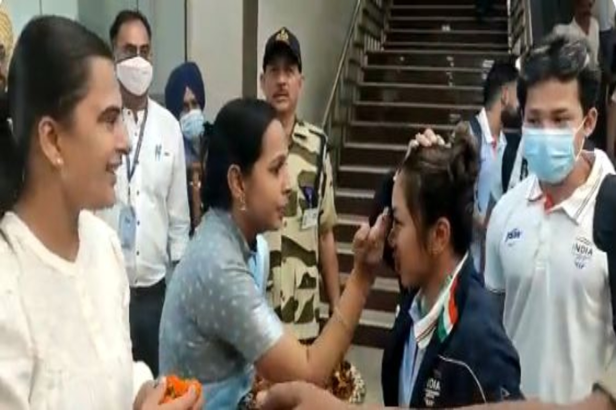 Commonwealth Games 2022: Indian weightlifters receive grand welcome at Amritsar airport (VIDEO)