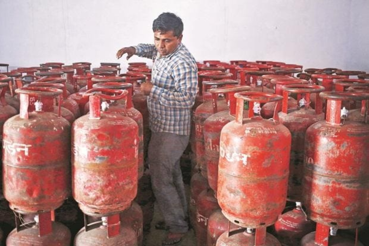 Prices of commercial cylinder slashed by Rs 91.5