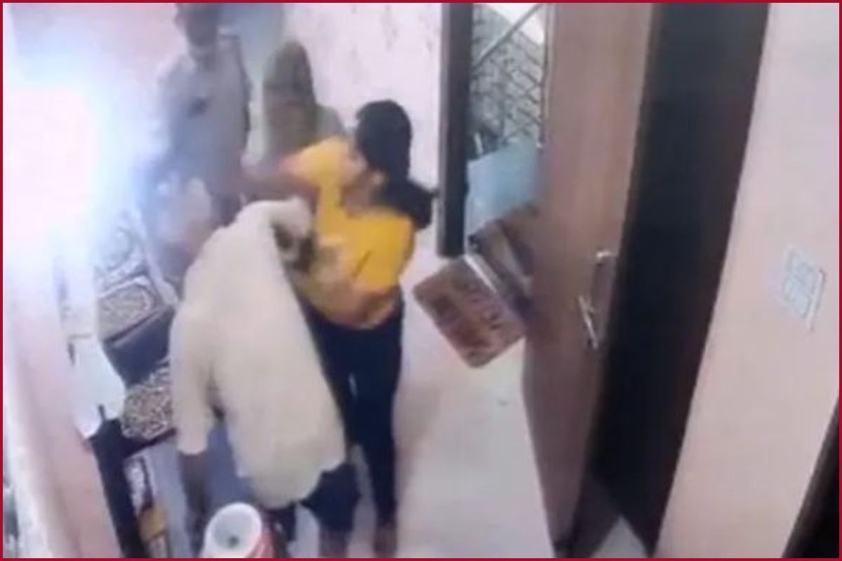 Delhi Shocker! Woman cop repeatedly slaps her father-in-law, case registered (Video viral)