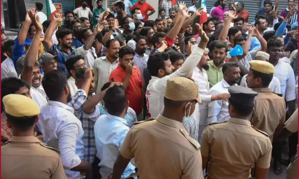 PFI’s Kerala bandh tuns violent: Protestors pelt stones at buses, vehicles; 2 policemen injured in Kollam