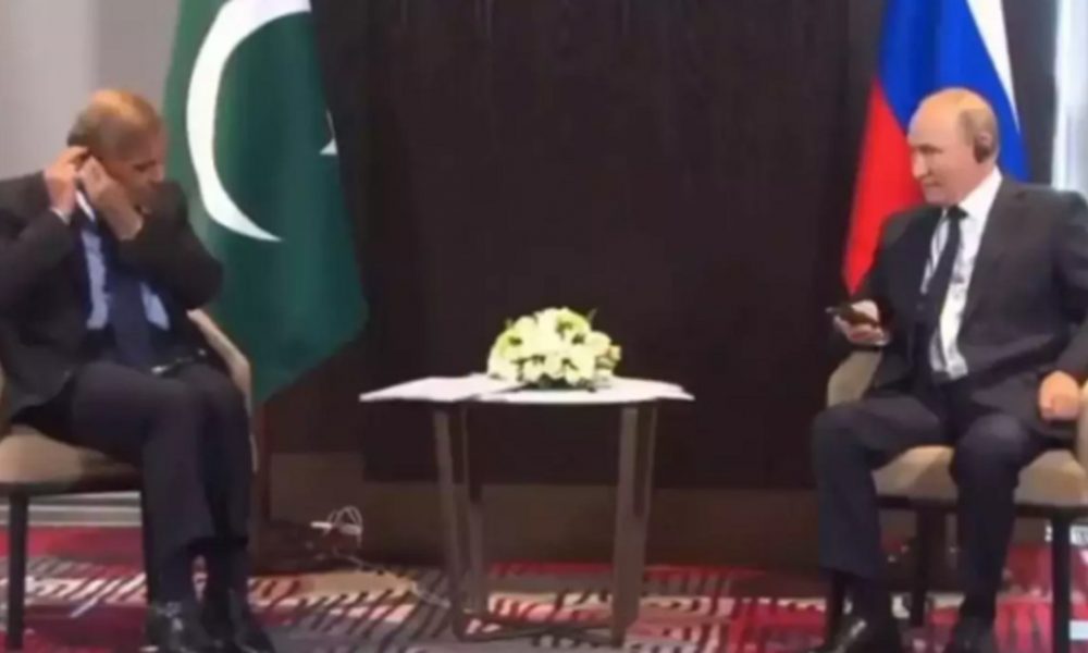 Pak PM elicits laughter from Putin, 2 VIDEOs of embarrassment emerge; netizens have a field day