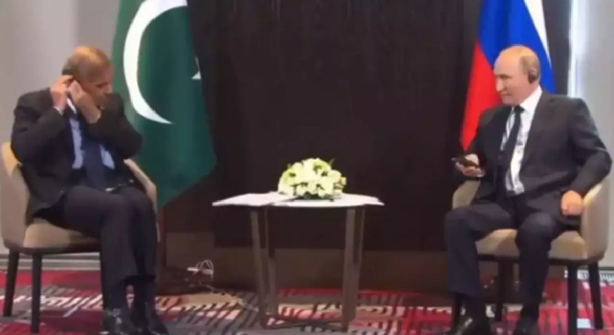 Pak PM elicits laughter from Putin, 2 VIDEOs of embarrassment emerge; netizens have a field day