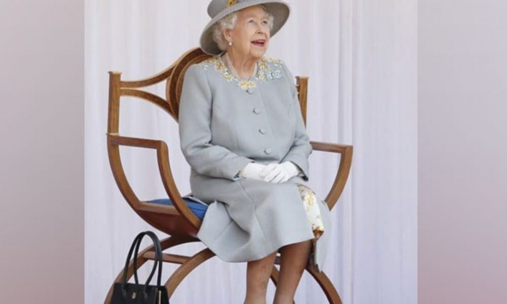 Queen Elizabeth’s health deteriorates, family rushes to her side