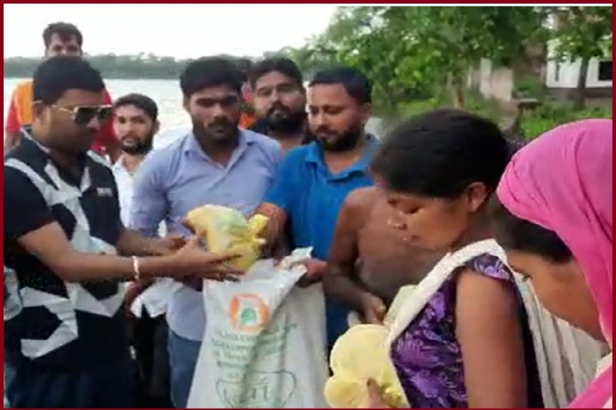 Yuva Chetna national coordinator Rohit Singh visits floot-hit Ballia, distributes relief material to needy