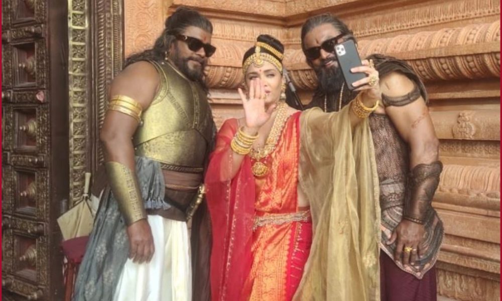 Ponniyin Selvan I: Aishwarya Rai Bachchan’s BTS photos with her co-stars; see here