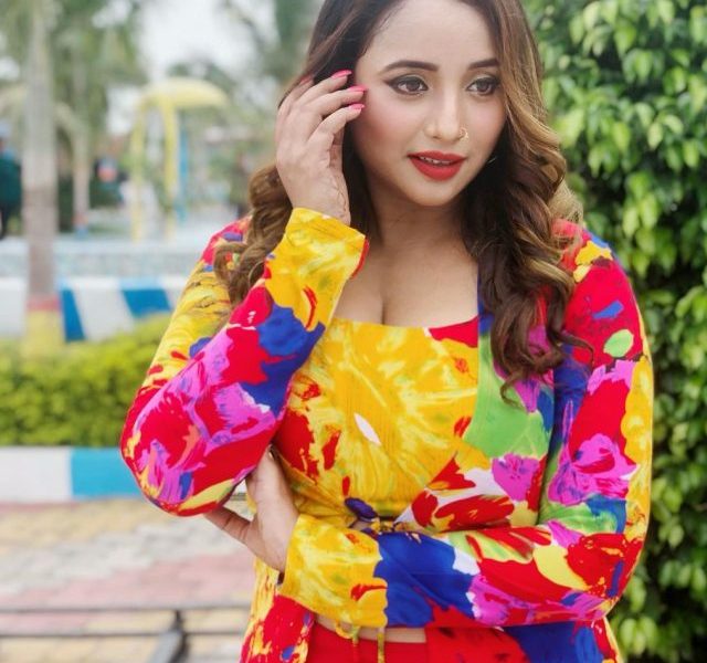 Rani Chatterjee raises temperature in multi colour attire