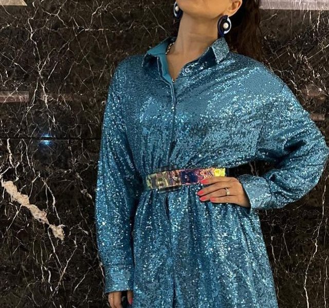 Sunny Leone’s seductive, shimmery outfit