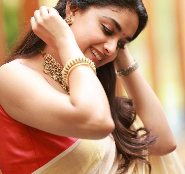 Pretty eyes, a beautiful smile, and a simple saree, Keerthy Suresh