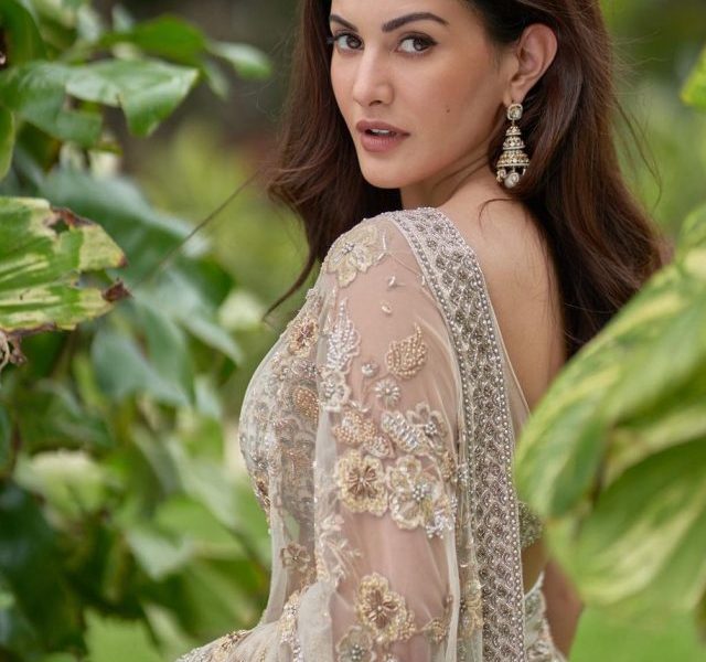 Simple, lovely, and charming, Amyra Dastur