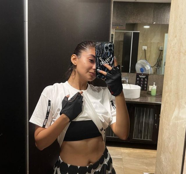 Anushka Sen sets major fitness goals as she shares glimpse of her abs
