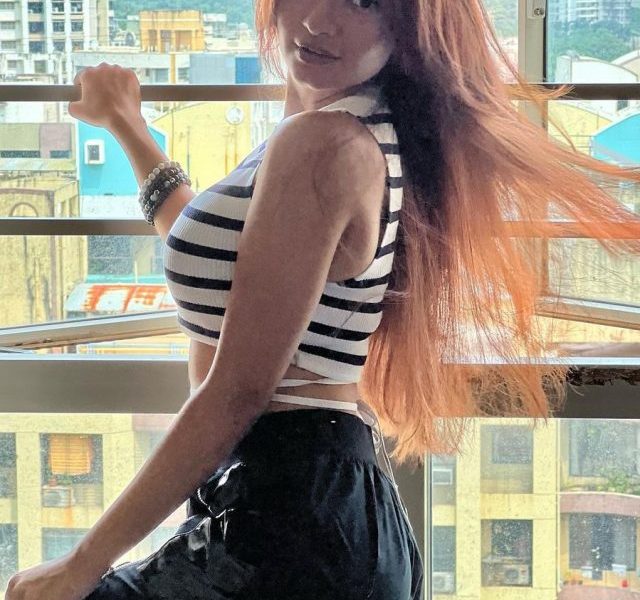Beautiful poses, a curvy figure, and flipped hair: Anushka Sen
