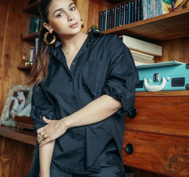 Take some lessons for pro-maternity fashion outfits, Alia Bhatt