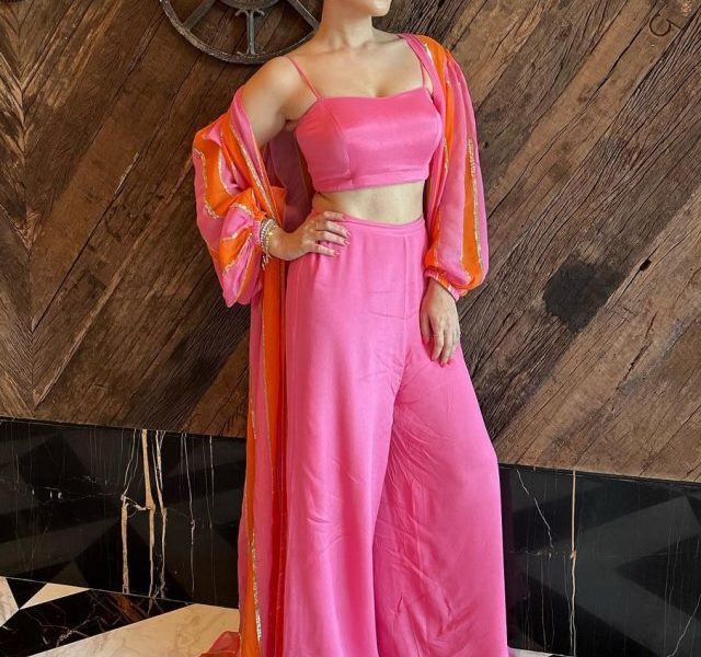 Sunny Leone sizzles in pink ensemble, for Ginna promotions