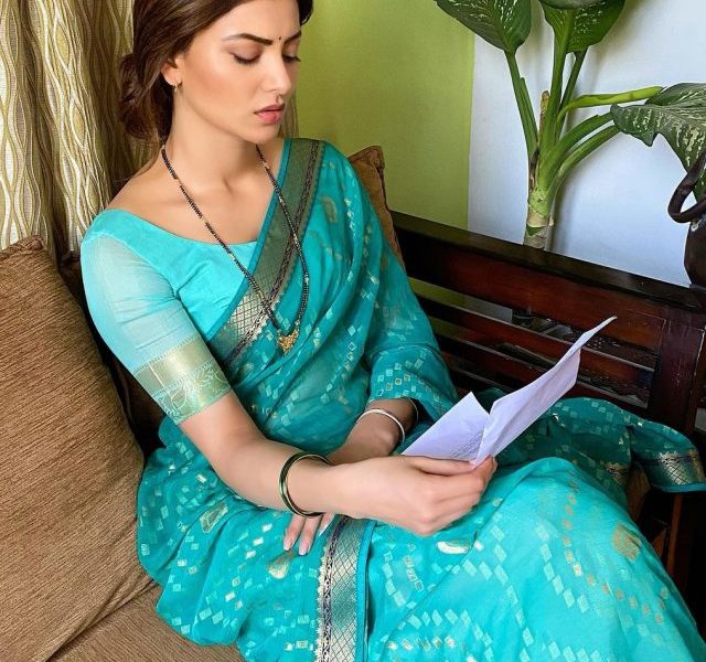 Urvashi Rautela mesmerizes fans in blue saree