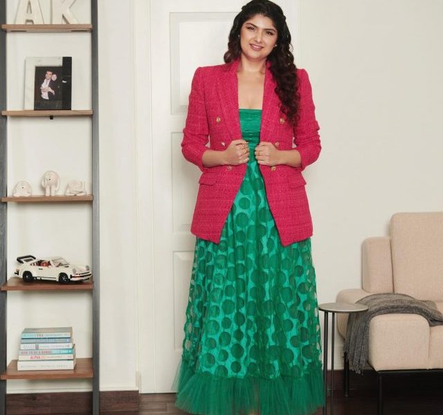 Anshula Kapoor wins hearts in strapless dress and blazer
