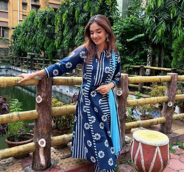 Anushka Sen looks beauty personified in blue printed suit