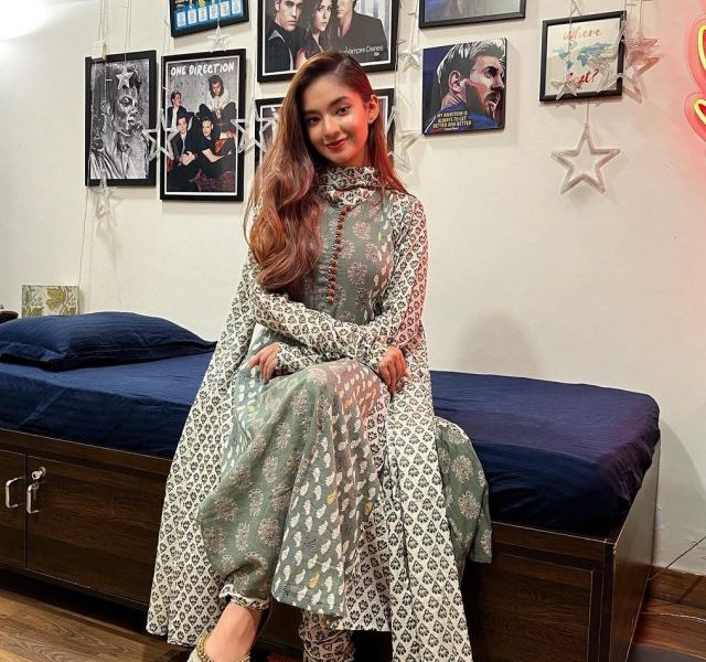 Anushka Sen knows ace mehendi colour suit