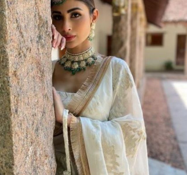 Bong beauty Mouni Roy looks dreamy in this gorgeous lehenga