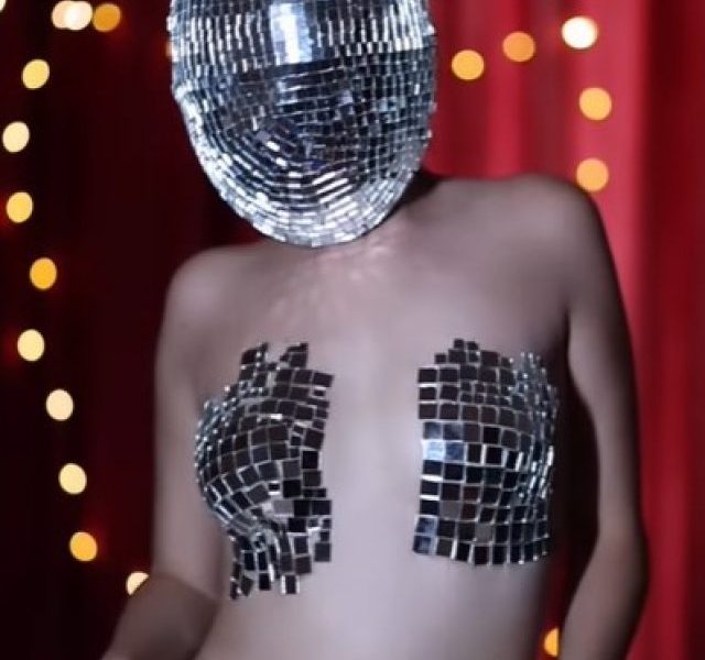 Groove on “Dard-E-Disco” with Urfi Javed