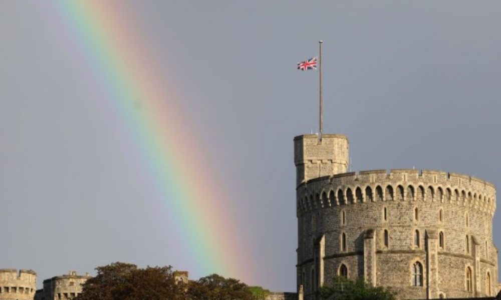 Immediately upon the Queen’s passing, a stunning rainbow formed outside Buckingham Palace: Watch