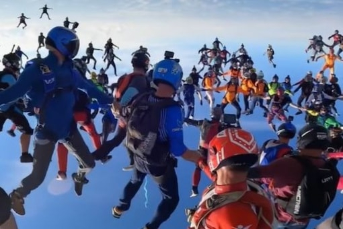 Chicago: 200 Skydivers swarm across blue sky in colourful suits, striking VIDEO surfaces online