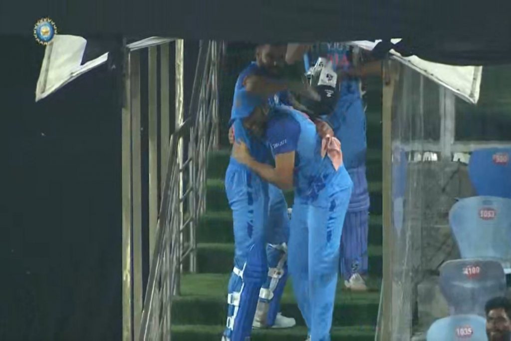 virat and rohit hug