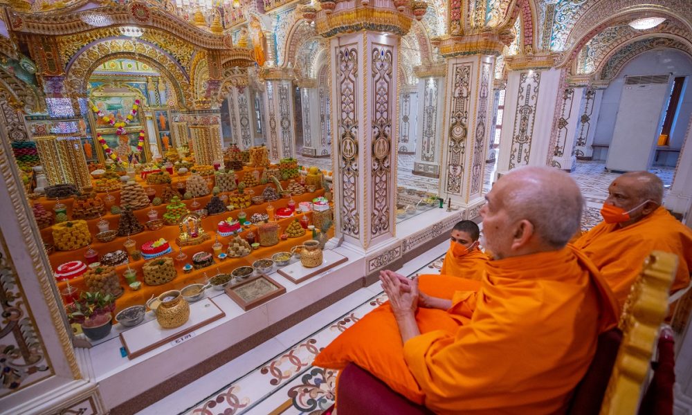 Annakut festival observed in Mumbai’s Swaminarayan temple, thousands of devotees join celebrations (VIDEO)