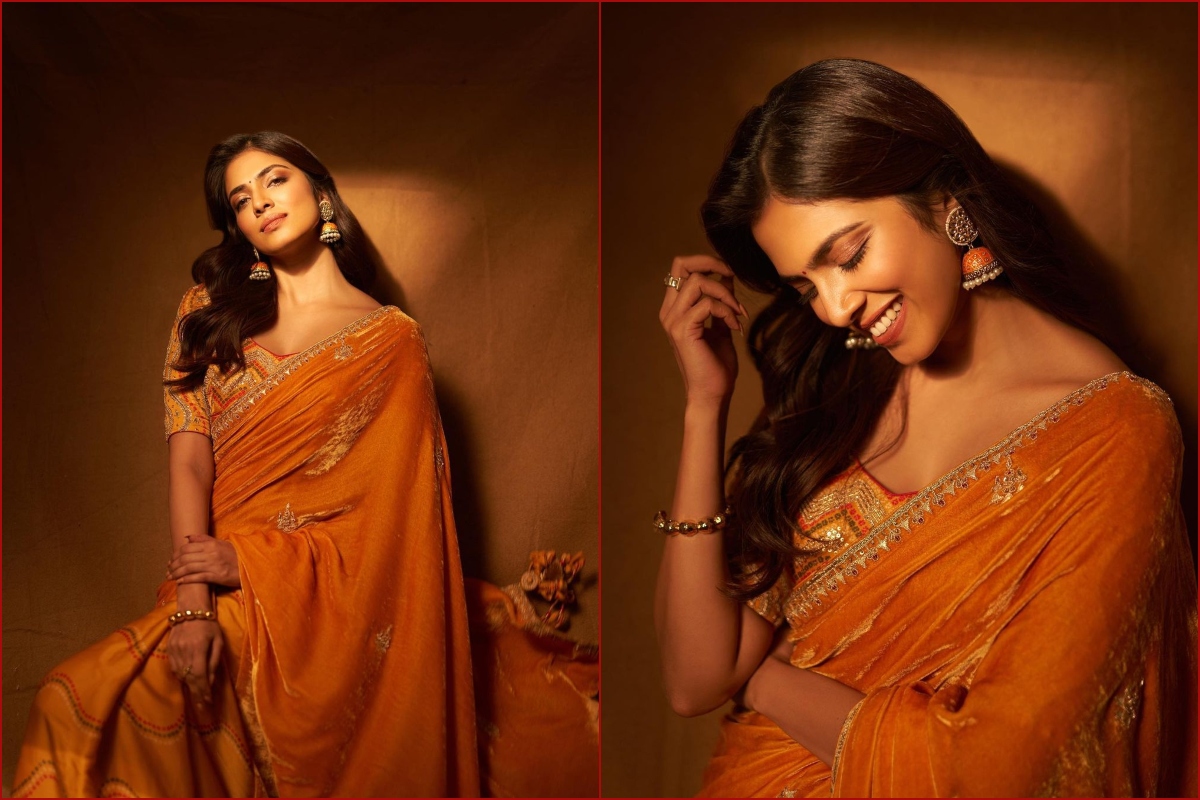 Young indian woman wear at elegant black saree posed on restaurant against  wall with frames Stock Photo - Alamy