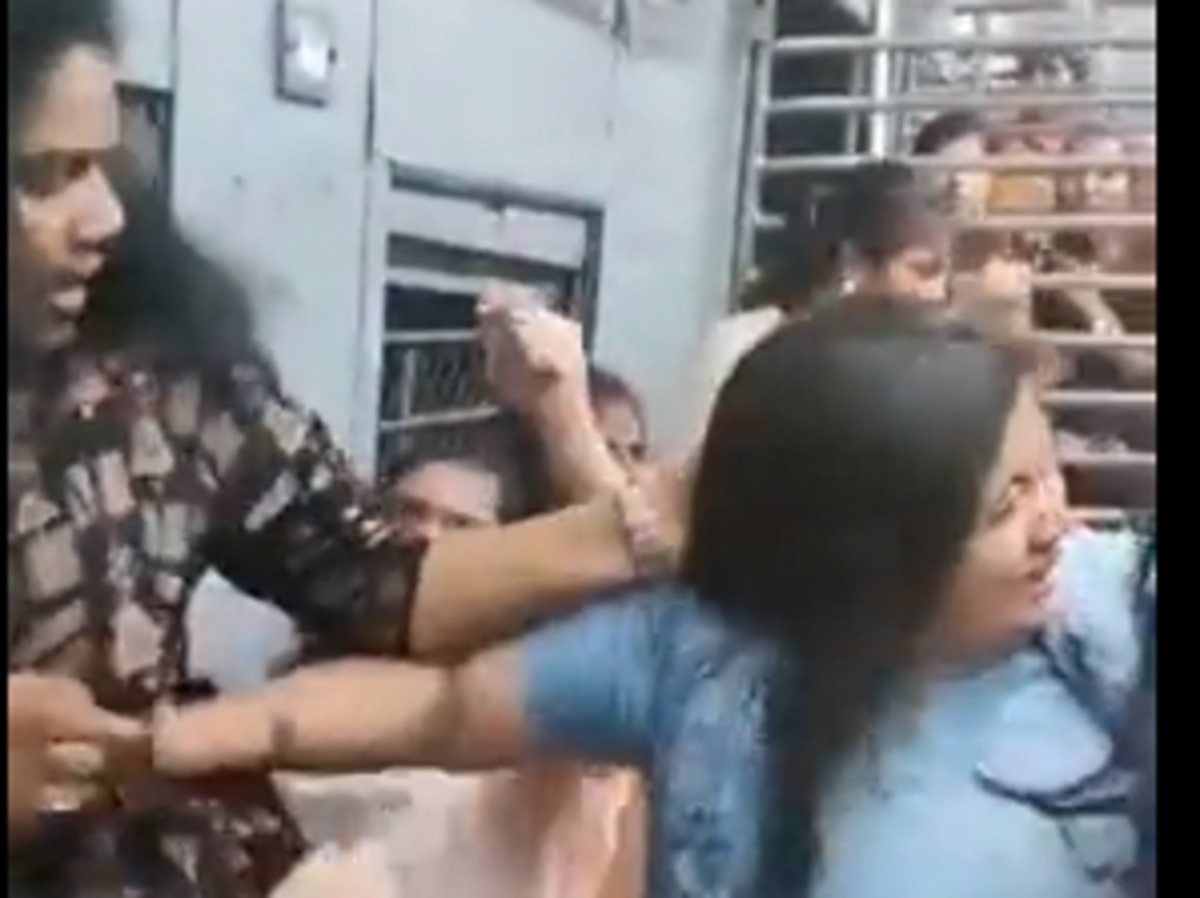 WATCH: Women come to blows, pull each other’s hair over a seat in Mumbai local train