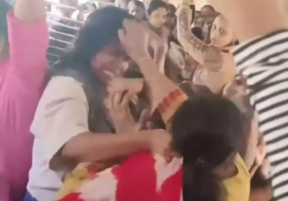 Big brawl in Mumbai local train: 3 women pull hairs, slap each other; VIDEO among ‘most watched’