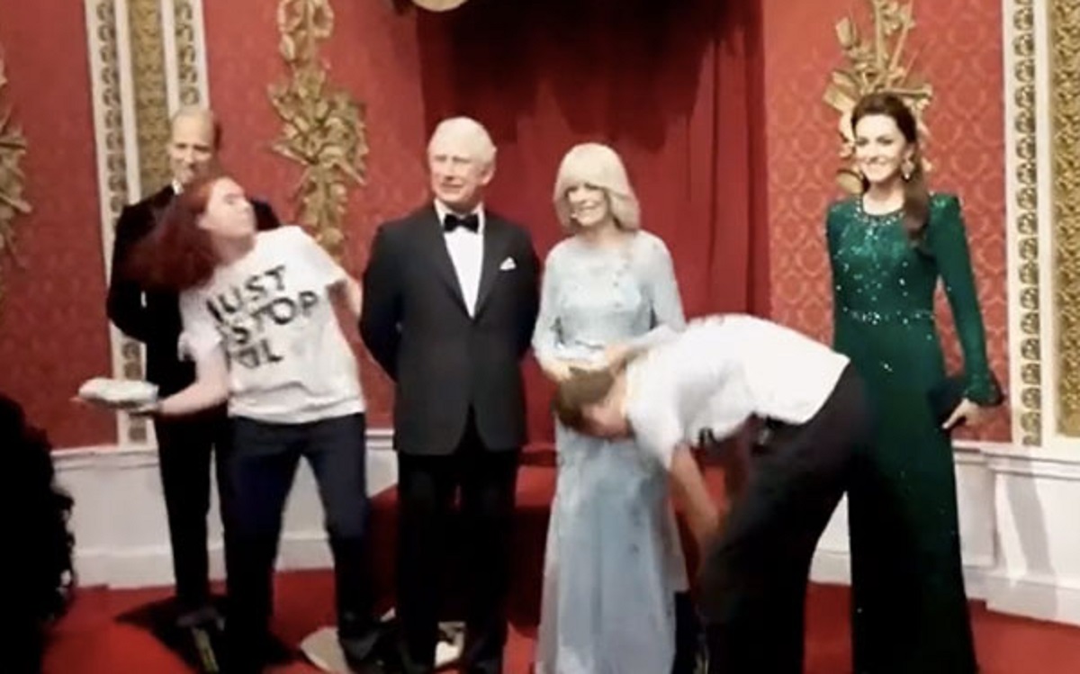 King Charles’ statue at Madame Tussaudss smeared with cake, 4 arrested (VIDEO)