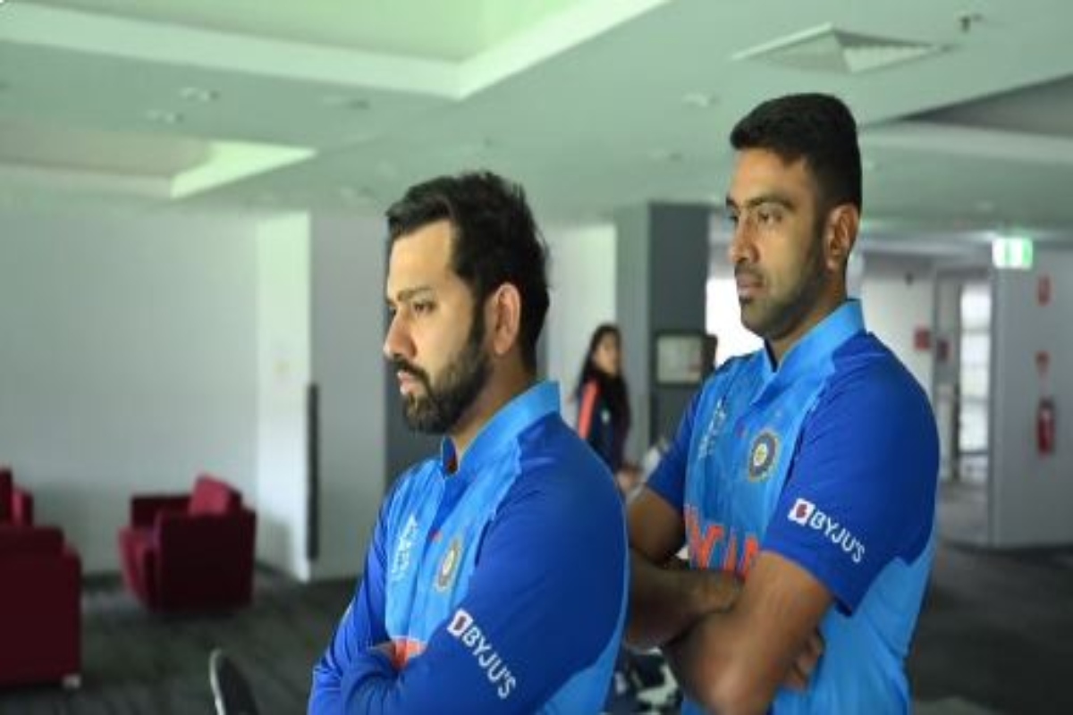 Ashwin photobombs Rohit Sharma during team’s pre-T20 World Cup photoshoot (VIDEO)