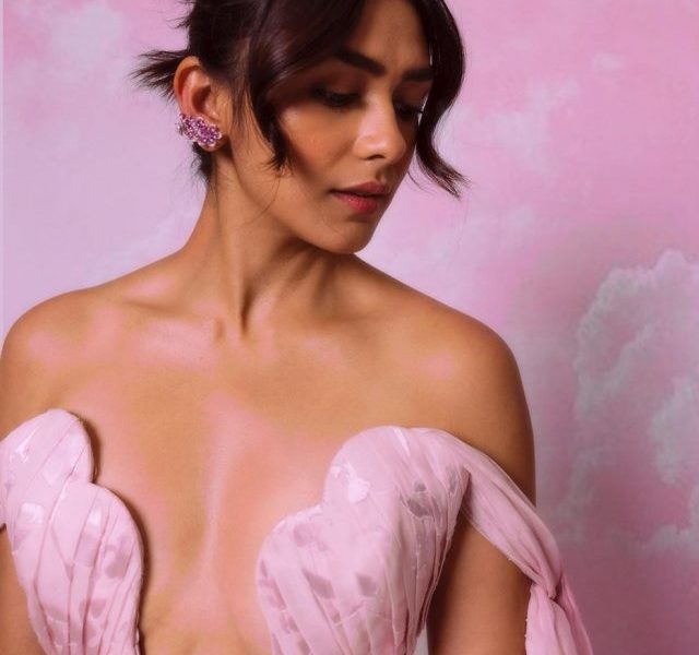 Desi barbie doll in pink : Mrunal Thakur