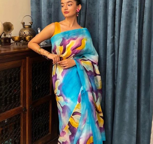 Anushka Sen in blue saree is making us drool