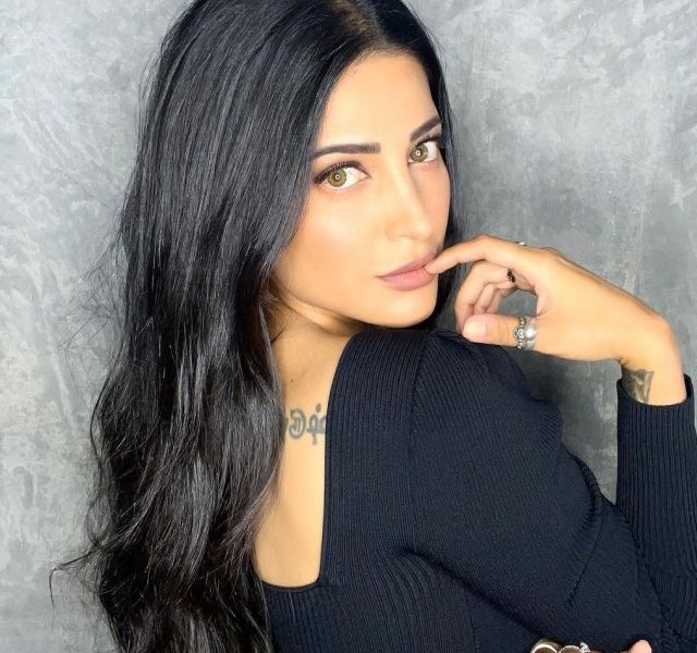 Shruti Hassan shares jaw dropping picture in black bodycon dress