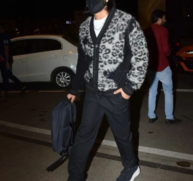 Ranveer Singh arrives at Mumbai airport in his quirky look