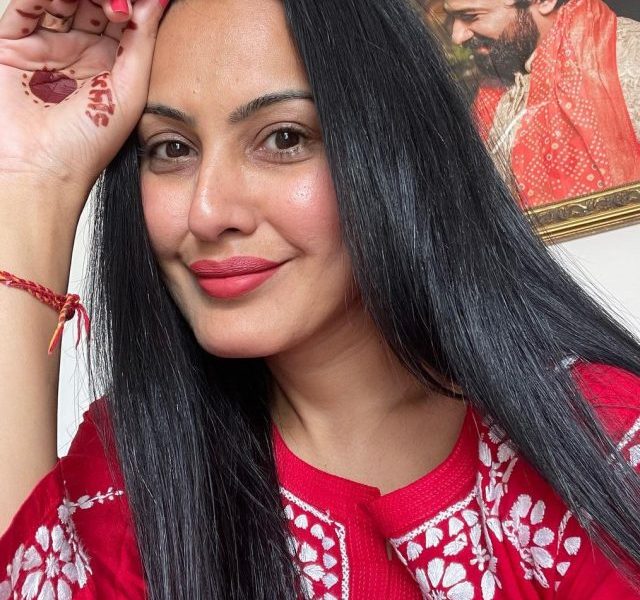 Karwa Chauth 2022: Kamya Punjabi is vibing with her mehendi
