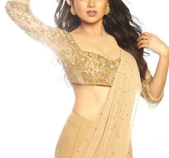 Tejasswi Prakash’s Sunday Vibes Is All About Hot Figure in Beige Saree