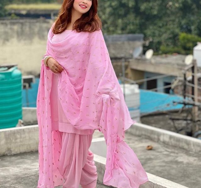 Avneet Kaur decks up pink salwar kameez