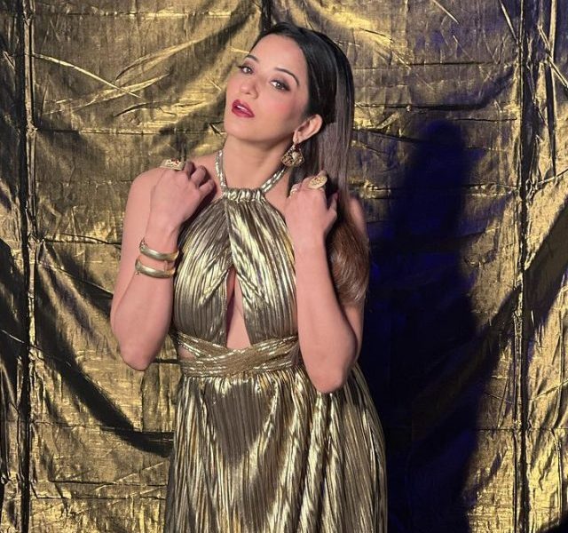 Monalisa looks gorgeous in golden saree