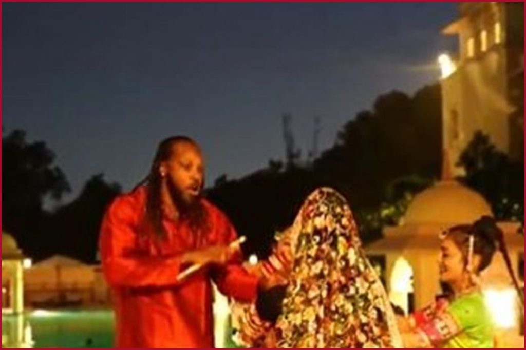 Rajasthan: West Indies cricketer Chris Gayle plays Garba in Jodhpur (VIDEO)