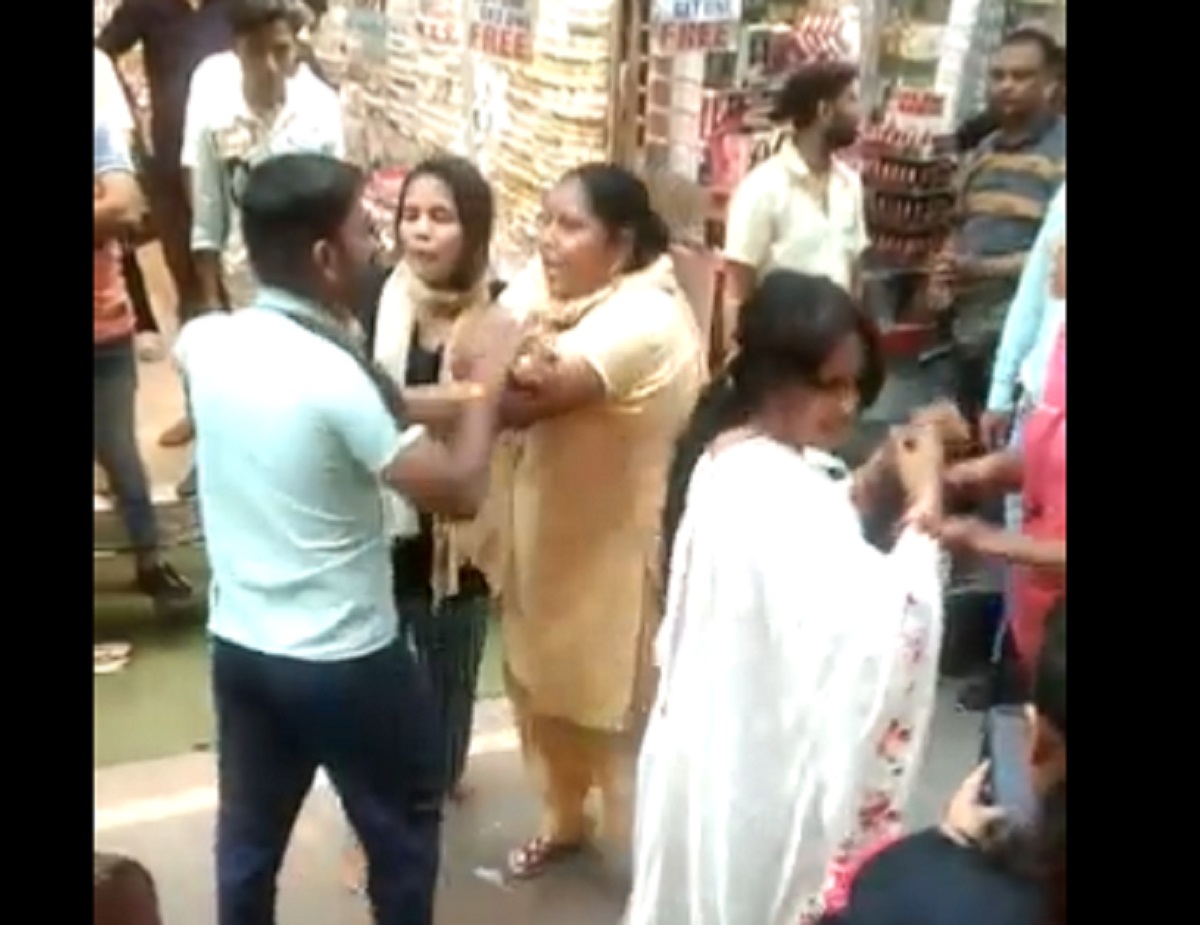 Ghaziabad man goes shopping with girlfriend on Karwa Chauth, caught by wife; see what happened (VIDEO)