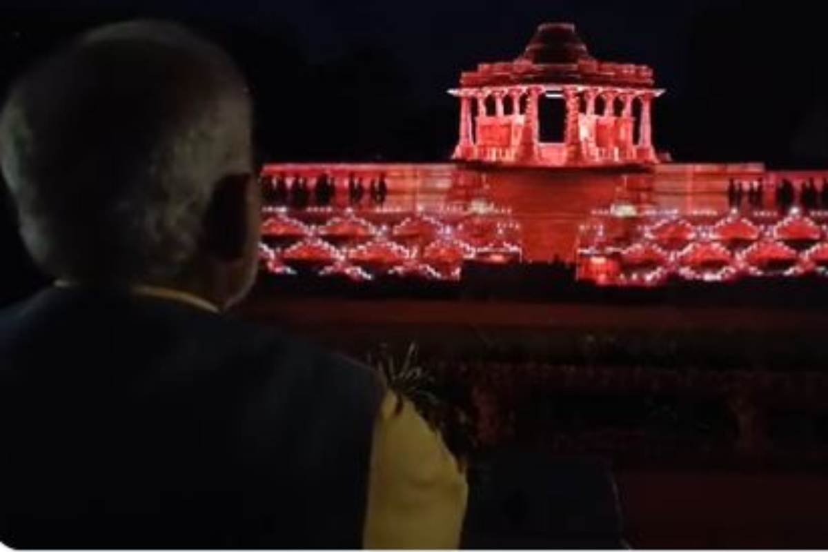 Modhera: PM Modi observes 3D projection light show at Surya Mandir [WATCH]