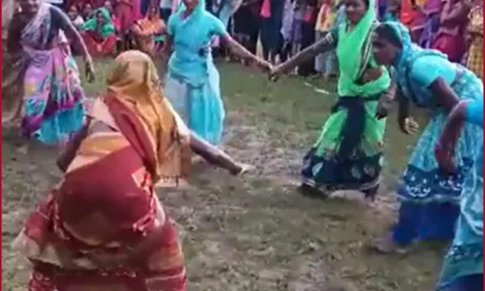 WATCH: Women play kabaddi in saree with their heads covered with pallu, internet showers praise