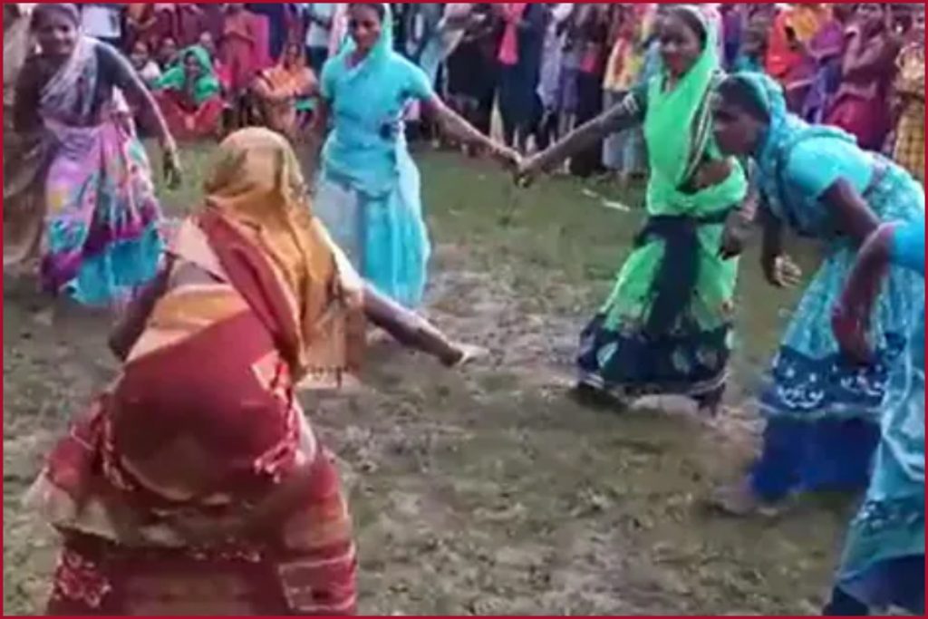 VIRAL VIDEO: A video has gone viral of women playing kabaddi in saree with their heads covered with pallu.