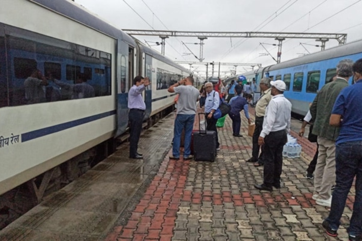Delhi-Varanasi Vande Bharat suffers ‘snag in the wheels’, passengers shifted to Shatabdi