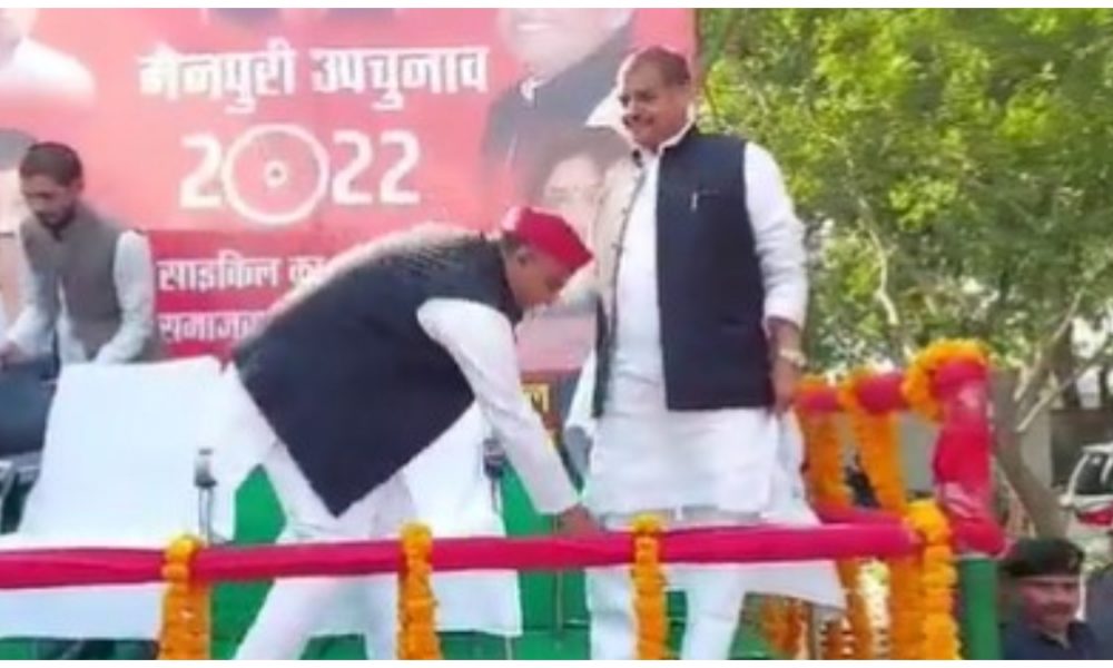 UP: Akhilesh Yadav seen touching Shivpal Yadav’s feet during by-poll campaign in Mainpuri
