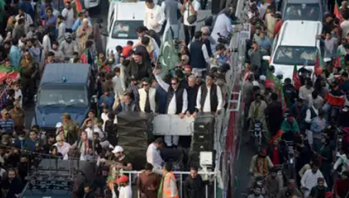 Pakistan: Imran Khan injured during firing at his convoy in Wazirabad