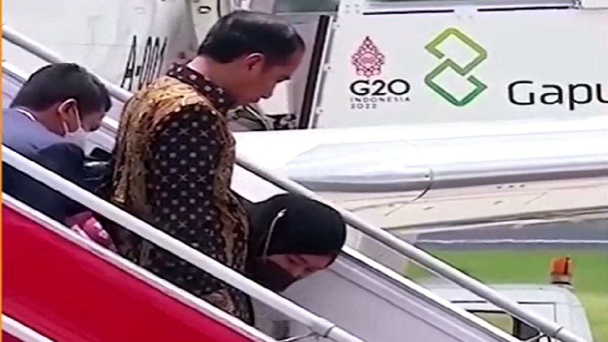Indonesia President’s wife falls on plane while arriving for G20 Summit (VIDEO)