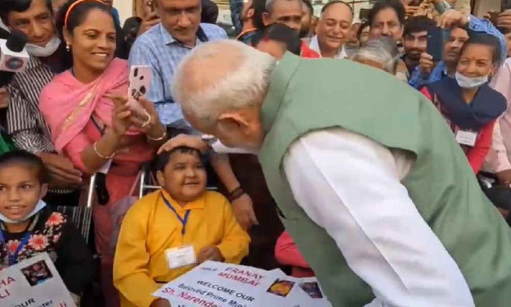 Himachal: PM Modi stops convoy to meet children, accepts their greetings amid slogan-shouting (VIDEO)